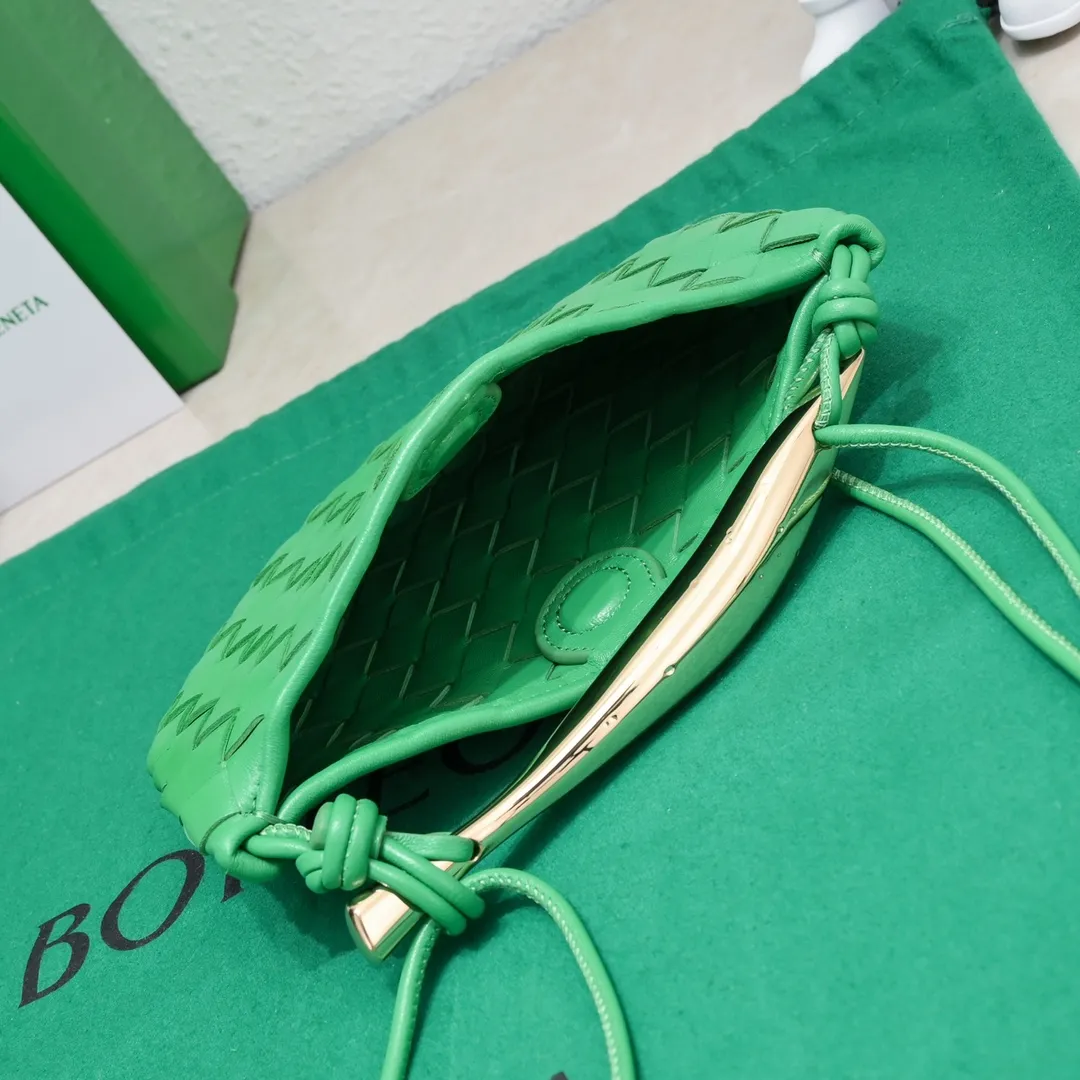 Batch of 1260 BV Mini Sardine is coming‼ ️Super high-end, stainless steel hardware + 24k real gold plating process, fish scales (concave and convex positions) are the finishing touch, the sardine bag that can be carried cross-body is completely beautiful to the heart. The metal element handle and weaving are perfectly combined to completely integrate the artistic sense and elegance and fashion. It is really like a work of art🏺The large size is elegant, the small size is exquisite and cute, a must-have item for fashionistas, and the details are perfectly reproduced. Style number: 6680# Size 20*12*2.5